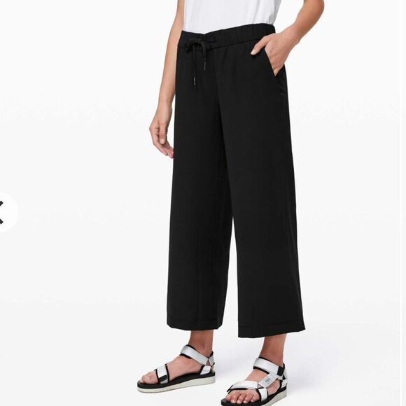 Lululemon On the Fly Wide-Leg 7/8 Pant *Woven
Black - Picture 1 of 10